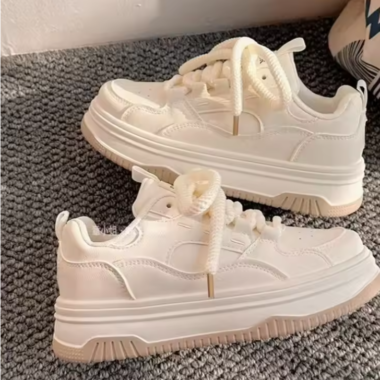 Baskets blanches décontractées à bout rond et lacets